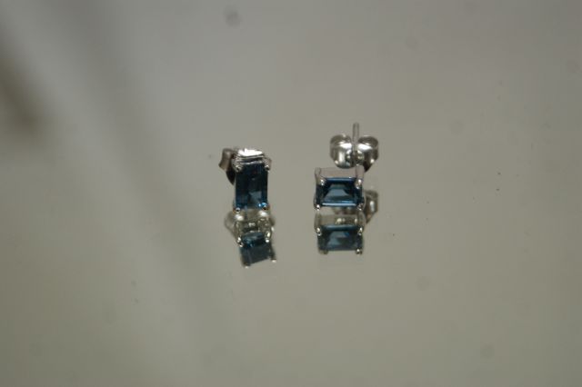 Null Pair of 925/1000 silver ear studs set with emerald cut topazes.

Weight : 1&hellip;