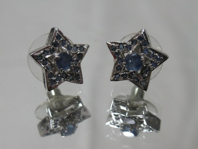 Null Pair of silver earrings set with blue sapphires. Gross weight : 4 g