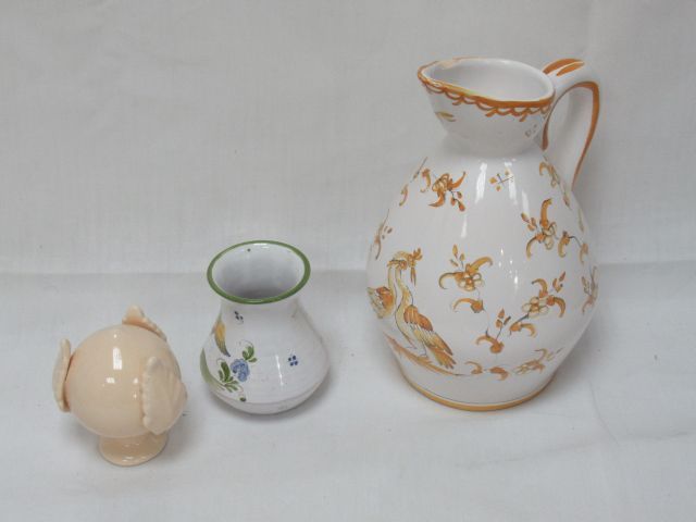 Null 陶器拍品，包括一个花瓶和一个带有Moustiers的水壶（有缺口）和一个装饰元素。10-27厘米