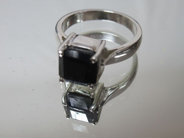 Null Silver ring set with a blue sapphire (4 carats). Gross weight: 3.8 g TDD 52