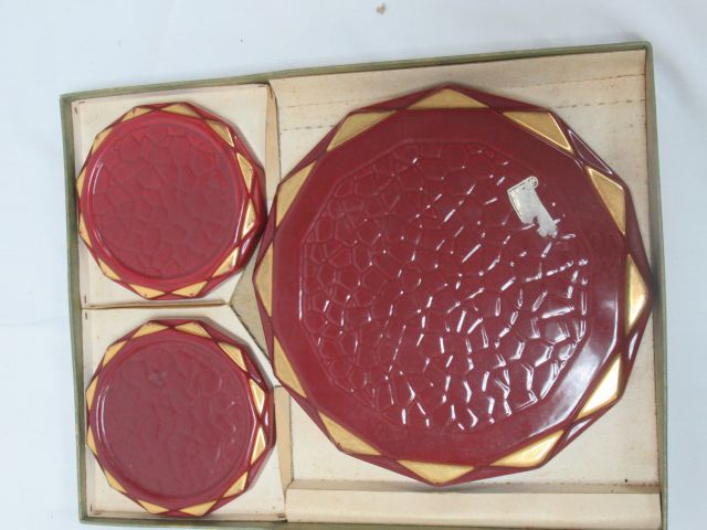 Null 在Sarreguemines的品味中，一套红色的陶器，带有金色的亮点，包括一个煎锅和一对醒酒器。(芯片) 13 x 23 cm 在他们的盒子里。
