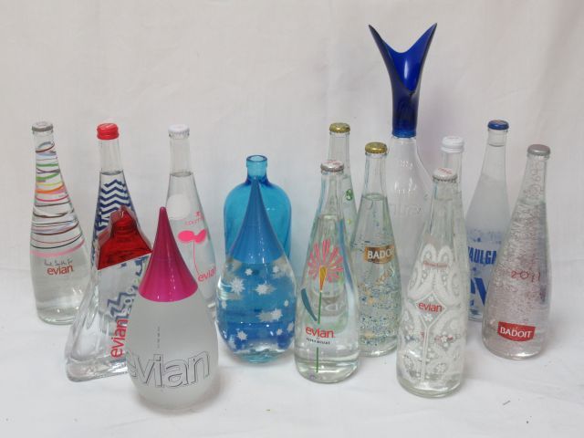 Null Lot de bouteilles d'eau minérale, éditions limitée, dont Evian. Haut.: 27-4&hellip;