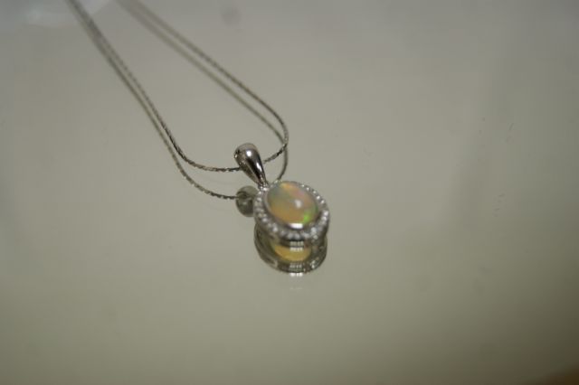 Null Necklace in silver 925/1000 made up of a pendant centered of an opal caboch&hellip;