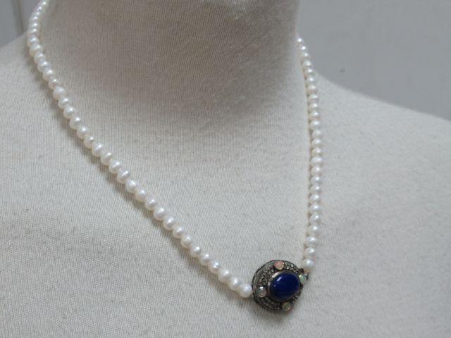 Null 养殖珍珠项链，镶嵌凸圆形青金石（12克拉），4颗火蛋白石（0.90克拉）和钻石。长度：41厘米