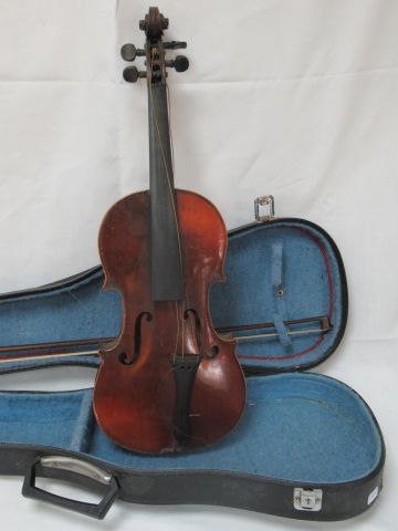 Null THIBOUVILLE-LAMY学习小提琴。身体长度：34厘米 总长度：58厘米（待修复）。带着它的弓，在它的箱子里。