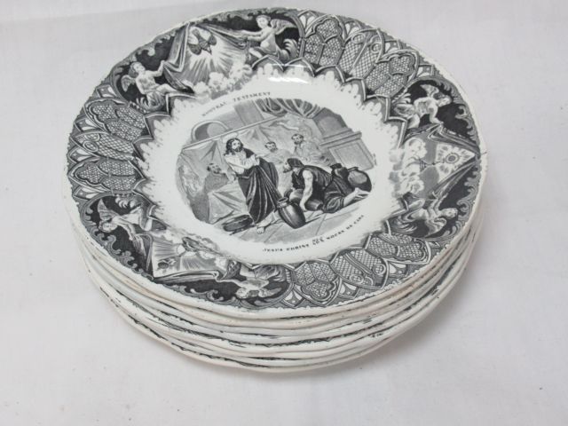 Null CREIL ET MONTEREAU系列8个陶盘，以新约圣经为主题，用黑色卡米欧装饰。直径21厘米