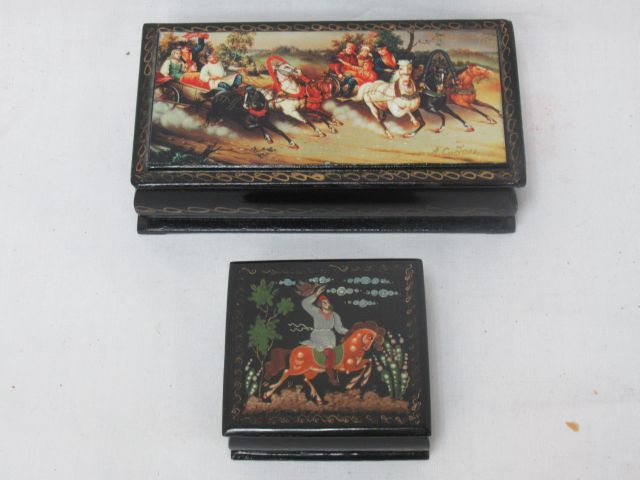 Null 俄罗斯 拍卖会上有两个涂漆的木盒，上面有彩绘装饰。长度从6到14厘米