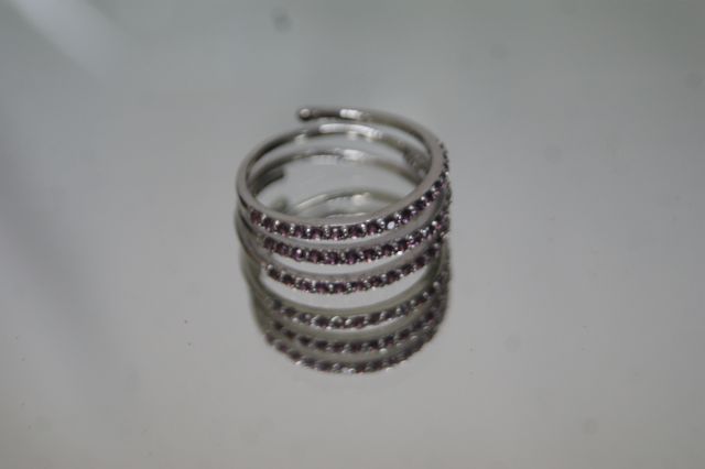 Null 925/1000银戒指，三圈弹簧效果，上面铺有小红宝石

戒指的一半。

尺寸：56/58 重量：3,3g