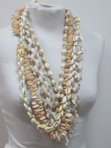 Null TAHITI 4条大贝壳项链，长约90厘米，颈部45厘米。