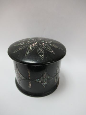 Null Small wooden box with mother-of-pearl inlay. 6 x 8 cm (missing)