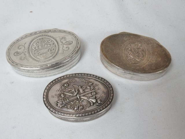 Null Lot de 3 boîtes en argent. XIXe siècle. Poids : 153 g (petites bosses)
