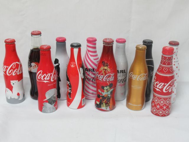 Null COCA-COLA Lotto di 12 bottiglie da collezione, circa 2010. Altezza: 18 cm