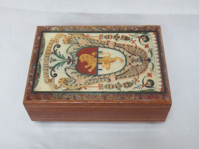 Null 木制音乐盒，在异国情调的木质镶嵌物上有漆面装饰。15,5 x 11 x 6厘米。