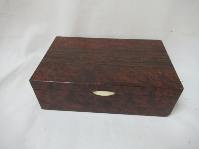 Null Cigar box in veneer, bone handle. Length: 20 cm