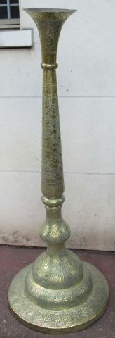 Null SYRIA 铜制动物装饰落地灯。约1900年。高度：160厘米 底部：65厘米