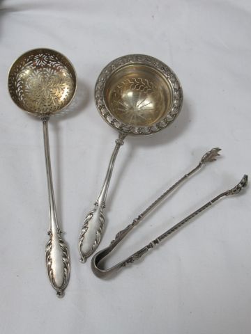 Null Silver set, including a tea strainer, sugar tongs and a sprinkling spoon. M&hellip;