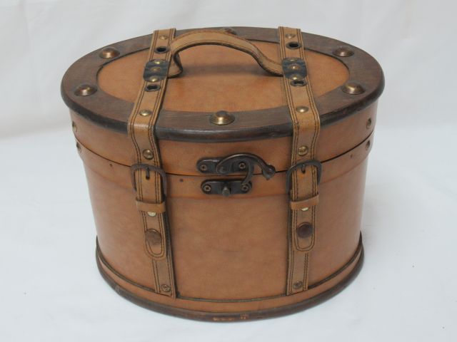 Null Amusing wooden box covered with leather. 21 x 28 x 20 cm TBE.