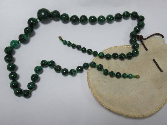 Null Halskette aus Malachit. Länge: 55 cm (offen). In einem Etui.