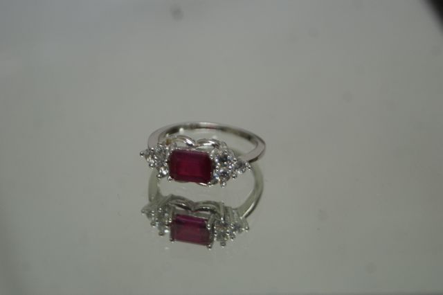 Null 925/1000银戒指，对称的装饰艺术设计，镶嵌着美丽的

翡翠切割的红宝石和白宝石。

尺寸 : 54 重量 : 2,7g