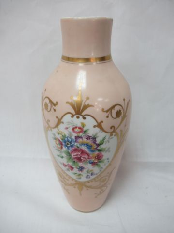 Null LIMOGES 鲑鱼瓷花瓶，装饰有白色储备的花束。标志装饰。花瓶上有穿孔，可以安装在灯上。高33厘米