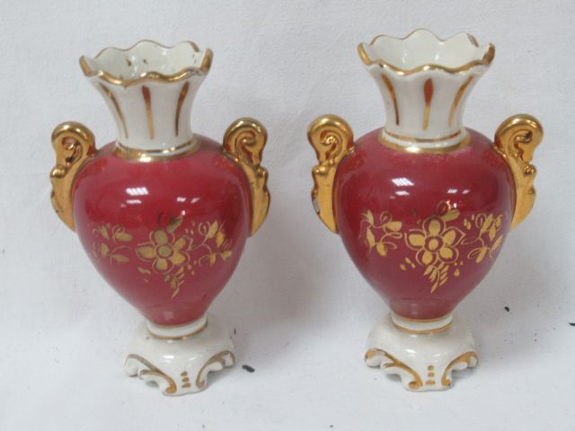 Null Coppia di vasi in porcellana bianca e rosa con riflessi dorati. 17 cm