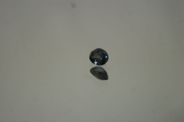 Null 椭圆形蓝宝石，重1.55克拉。

附有其AIG证书，证明没有经过热处理。
