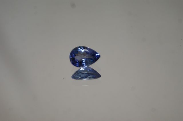 Null Belle tanzanite poire de 2,06 carats.

Accompagnée de son certificat AIG.