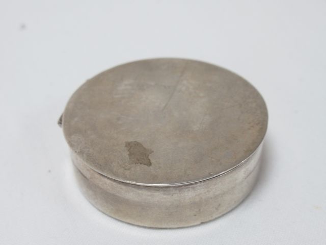 Null Runde Silberdose (925). Gewicht: 24 g Durchmesser: 4 cm