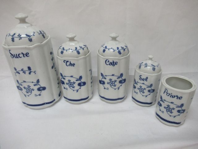 Null 一套4个带植物装饰的白瓷调料罐，从15到9厘米，其中一个罐子没有盖子是连在一起的。