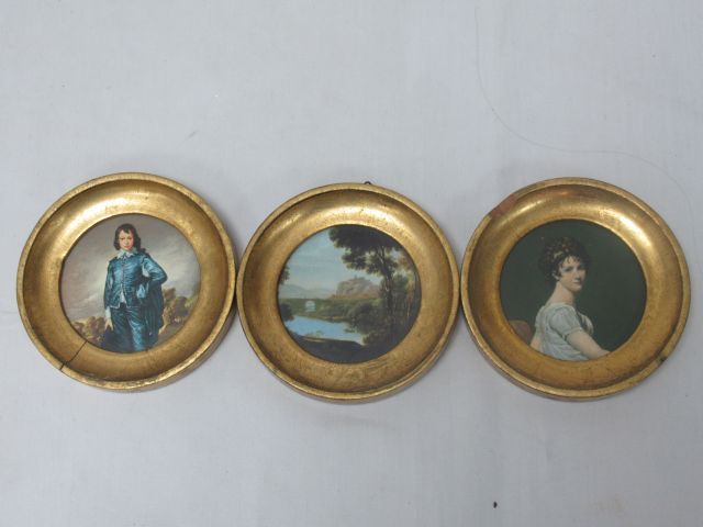 Null Suite of 3 round giltwood frames, containing reproductions. Diameter: 13 cm&hellip;