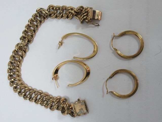 Null Lot en plaqué or, comprenant un bracelet et deux paires de créoles.