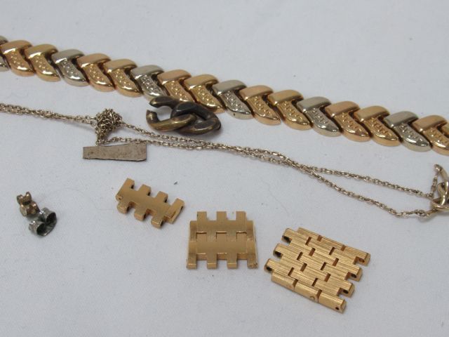 Null Lot en plaqué or, comprenant un bracelet et un collier. On y joint des débr&hellip;