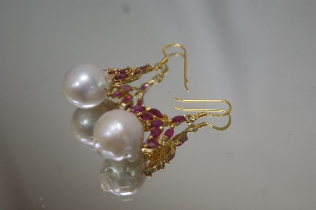 Null 金银耳环一对，镶有脐带红宝石和巴洛克式的

每个人身上都有一颗巴洛克式的吹制珍珠。

重量：11.9克