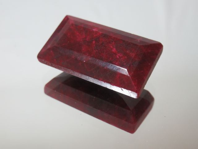 Null Rectangular ruby, 88 carats. With its certificate.