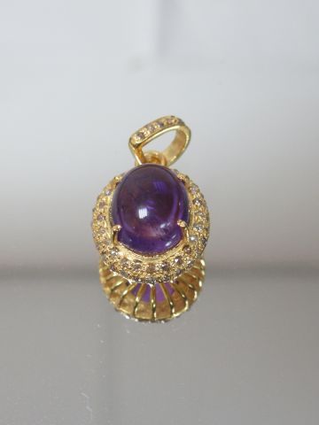 Null 镶有凸圆形紫水晶（5.5克拉）和一圈钻石（0.50克拉）的vermeil吊坠。毛重：3.68克 总长度：3厘米