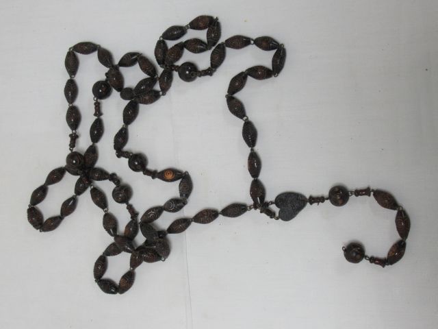 Null 祭祀用品 拍卖品包括一串念珠（十字架有待重新固定）和一尊铜质的圣母与圣婴雕塑（18厘米）。