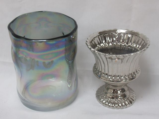 Null Lot including a silver ceramic cup and a glass vase. Height: 18-23 cm
