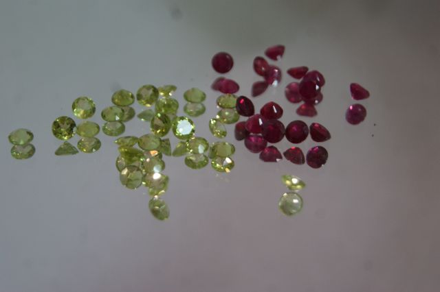 Null Lot of rubies and peridots, 5 mm each.