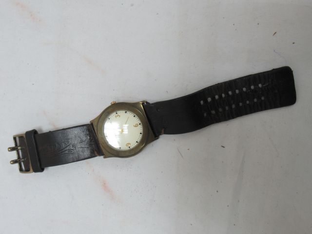 Null FOSSIL 老化金属和钢制的男士手表。石英。(磨损)