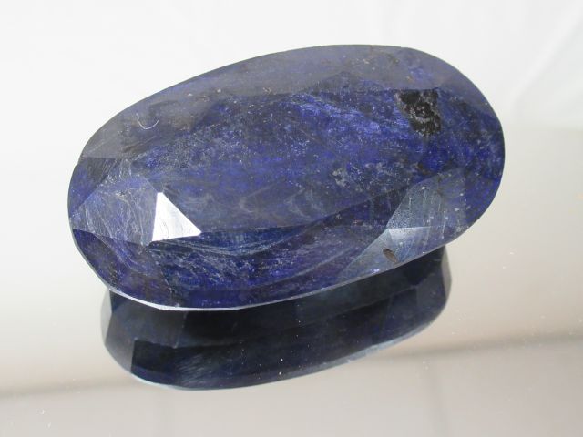 Null Saphir bleu, taille ovale, 655 carats. Avec son certificat.