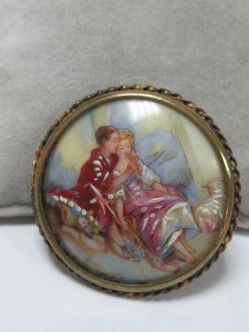 Null A gilt metal brooch with a Limoges enamel plate. Diameter: 4,5 cm
