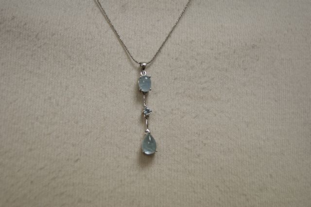 Null 925/1000银质项链，由不同颜色的海蓝宝石坠子组成。

凸圆形和刻面的，以及它的链条。

打开长度：约45厘米 重量：5.1克