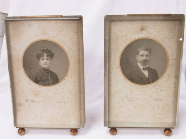 Null Pair of glass and brass picture frames, containing old photos. Around 1900.&hellip;