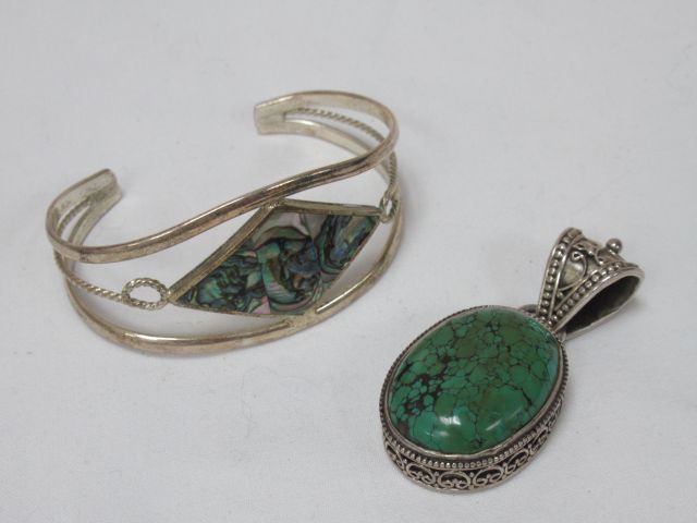 Null Silver lot, including a bracelet and a pendant with a hard stone. Gross wei&hellip;
