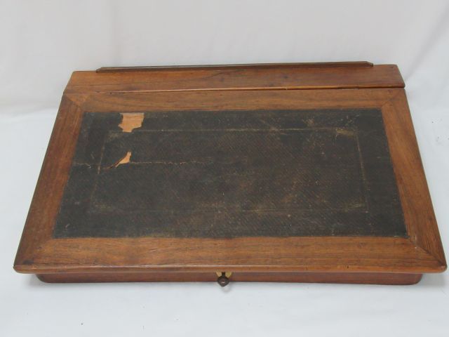 Null Wooden writing desk. Tray covered with a leather morocco (very worn). 8 x 4&hellip;