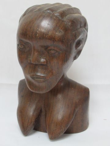 Null AFRIKA Skulptur einer weiblichen Büste aus Ebenholz. 22 cm