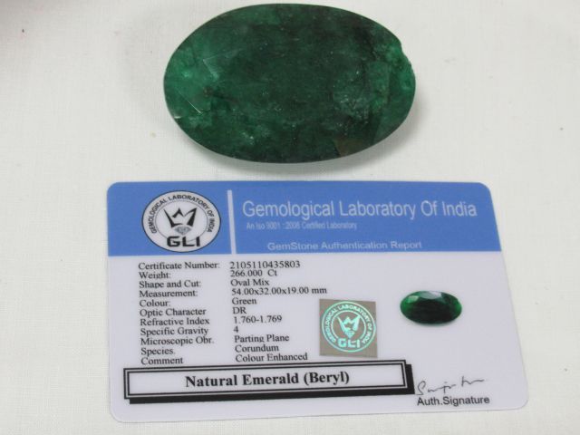 Null 重要的绿宝石。重量：266克拉。有了它的证书。