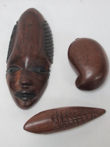 Null AFRIQUE Lot comprenant un masque et deux sculptures en bois. 10-21 cm