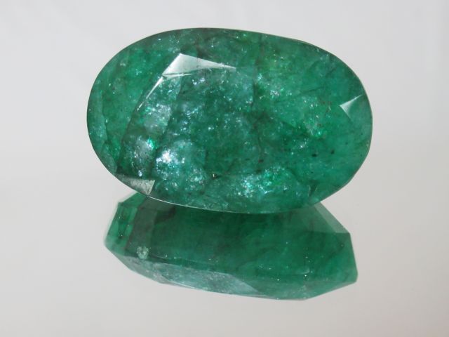 Null Emerald, oval cut, 205 carats. With its certificate.