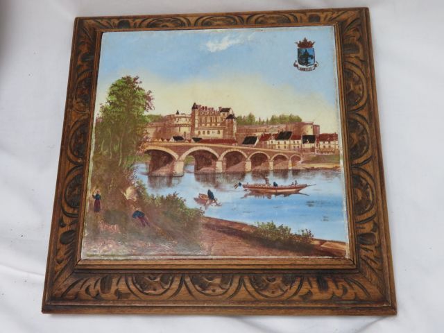 Null Earthenware trivet, decorated with the Château d'Amboise. Wooden frame. 28 &hellip;